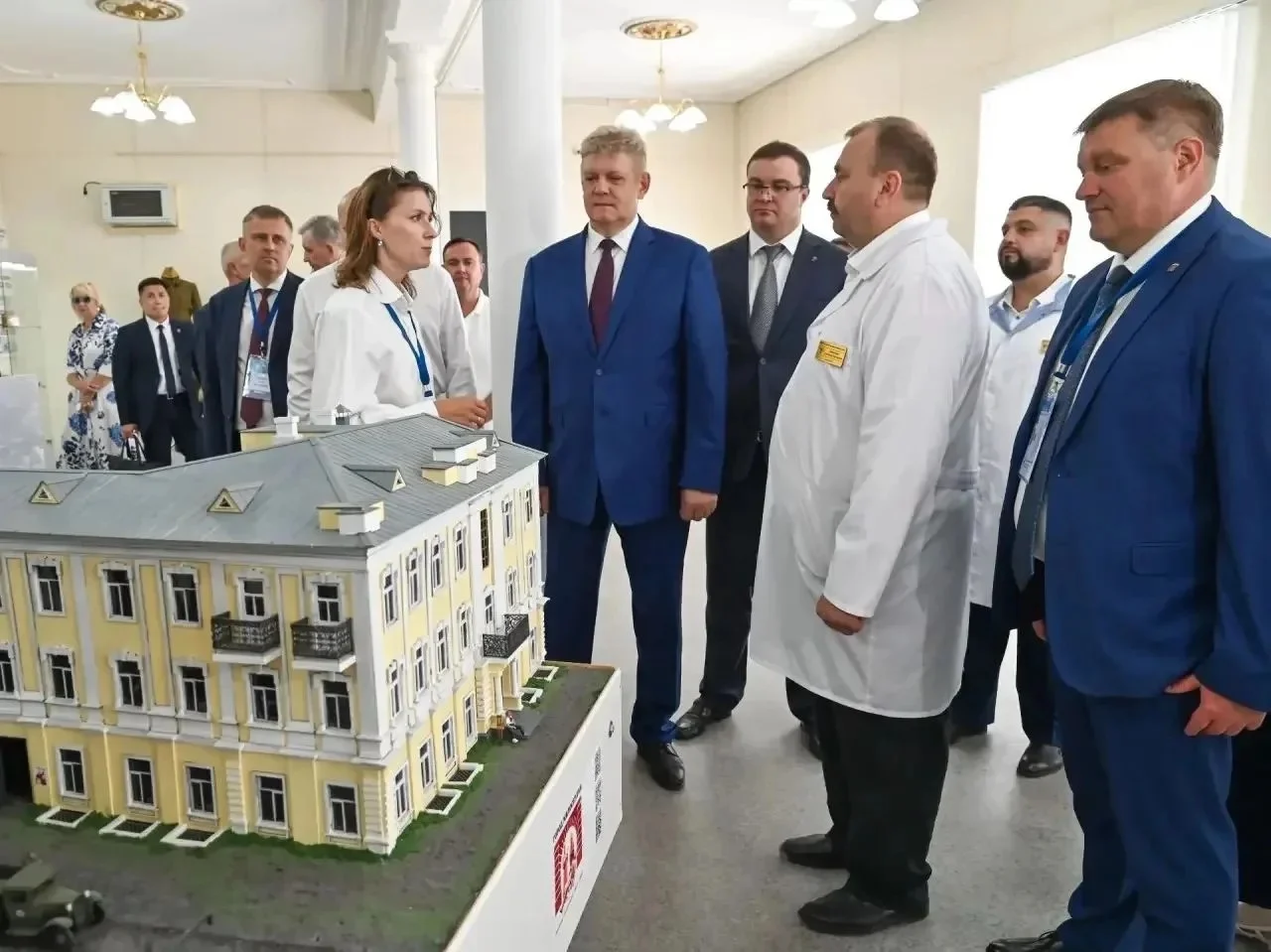 Виталий Хоценко и Анатолий Серышев посетили медучреждения в Омске