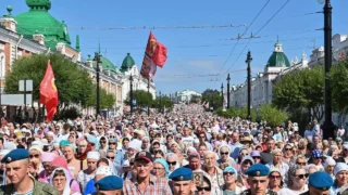 Омичи прошли Крестным ходом по центру Омска
