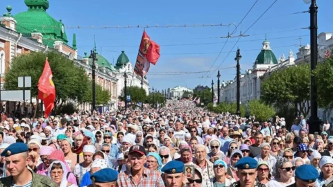 Омичи прошли Крестным ходом по центру Омска