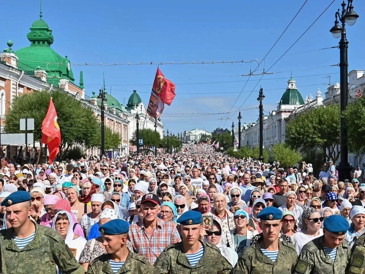 Омичи прошли Крестным ходом по центру Омска