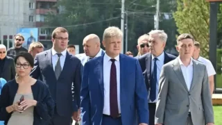 Полномочный представитель Президента России в СФО Анатолий Серышев посетил сквер у СКК имени Виктора Блинова