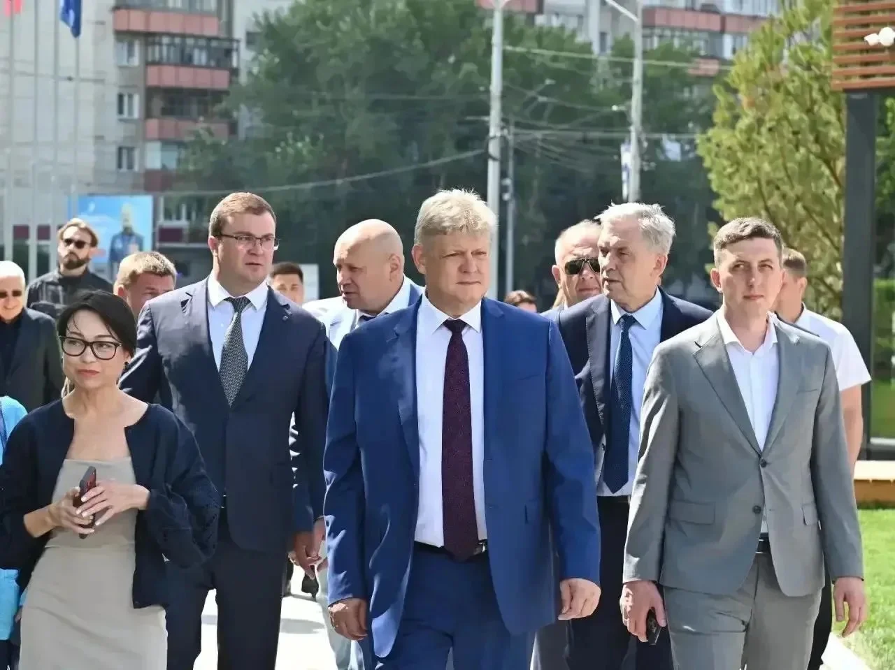 Полномочный представитель Президента России в СФО Анатолий Серышев посетил сквер у СКК имени Виктора Блинова