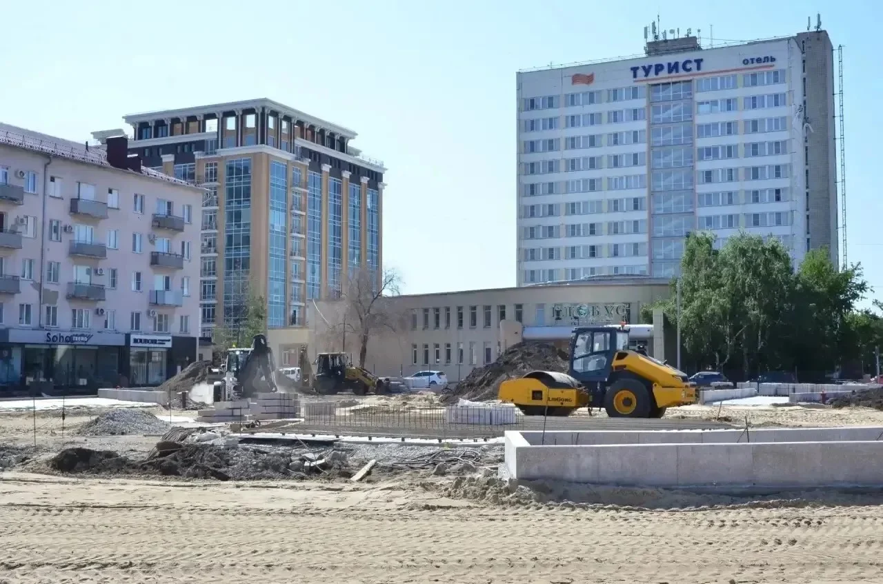 В Омске продолжается благоустройство площади Бухгольца