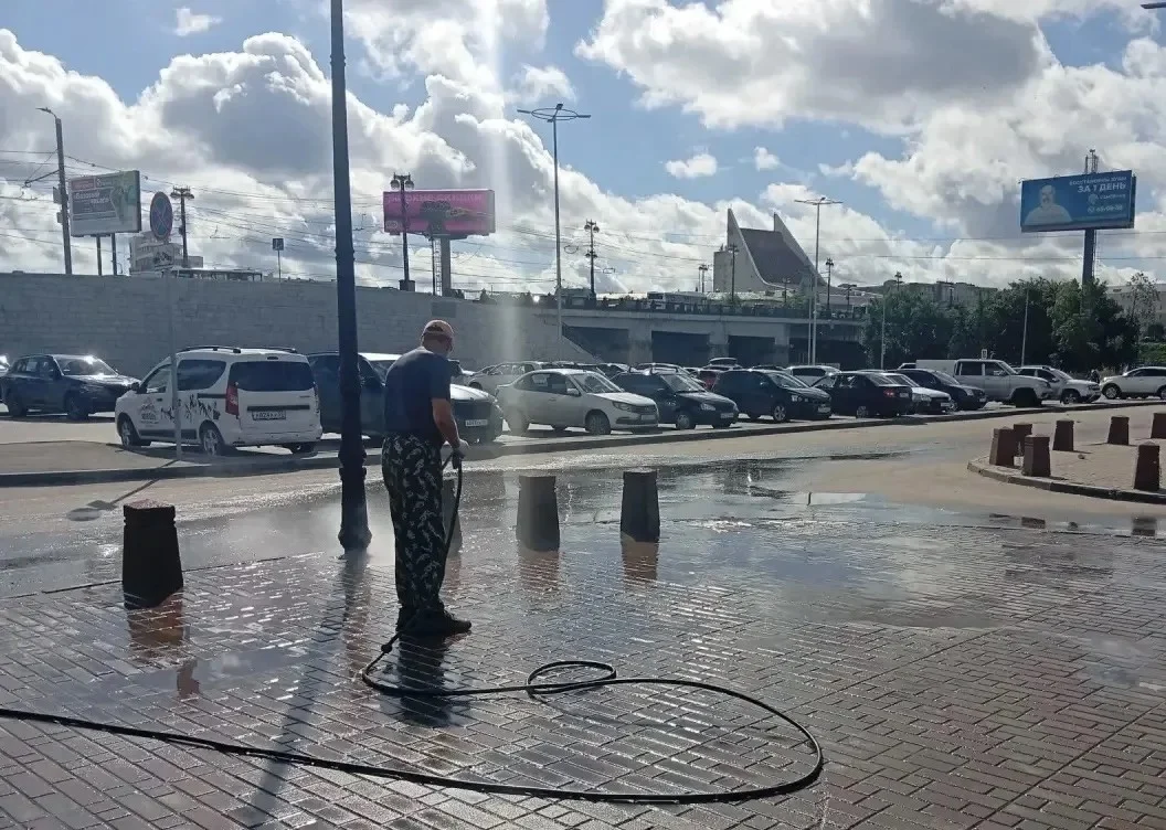 Городские службы охлаждают Омск в жару