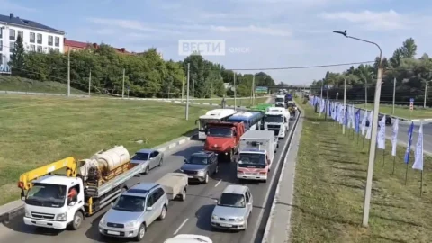 Омичи стоят в пробке на мосту у Телецентра