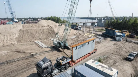 На левый берег строящегося моста через Иртыш завезли первые металлоконструкции
