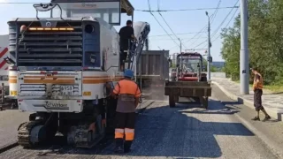 В Омске на улице Лукашевича ремонтируют дорогу