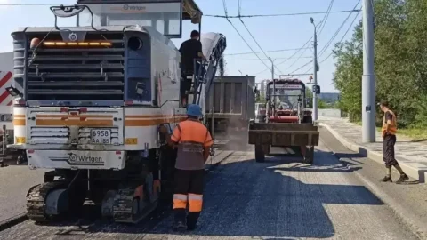 В Омске на улице Лукашевича ремонтируют дорогу