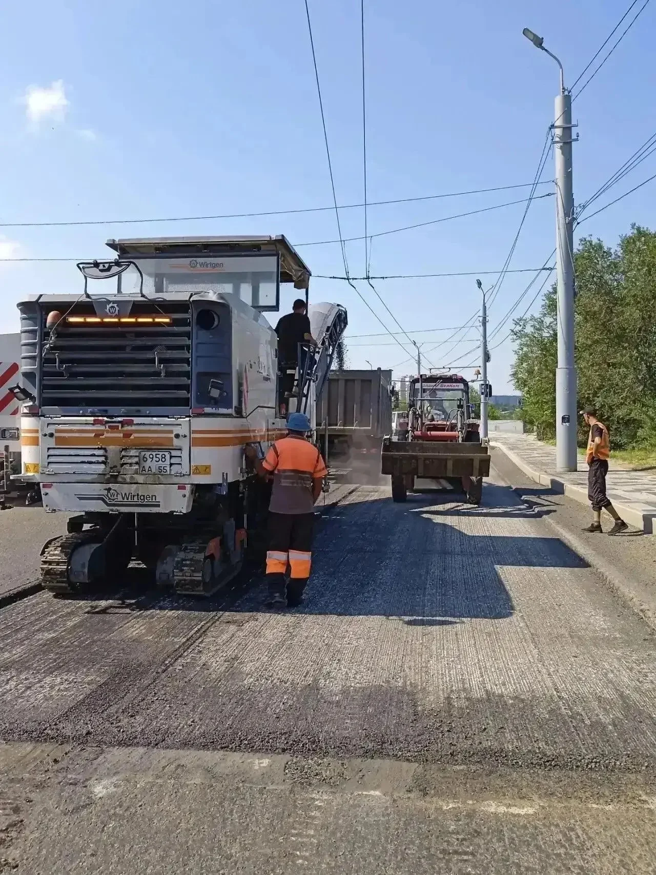 В Омске на улице Лукашевича ремонтируют дорогу