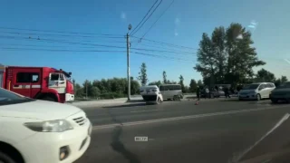 В Омске перевернулась машина на подъезде к Ленинградскому мосту