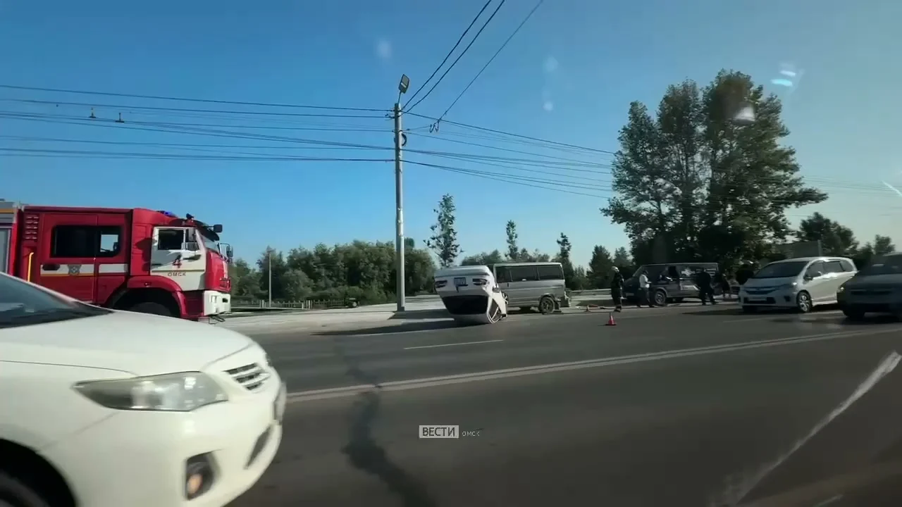 В Омске перевернулась машина на подъезде к Ленинградскому мосту