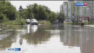 Городские службы устраняли последствия тропического ливня, который обрушился на Омск