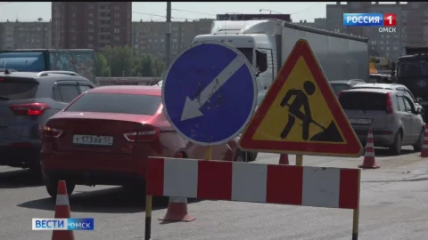 В Омске начали укладывать верхний слой асфальта на улице Лукашевича