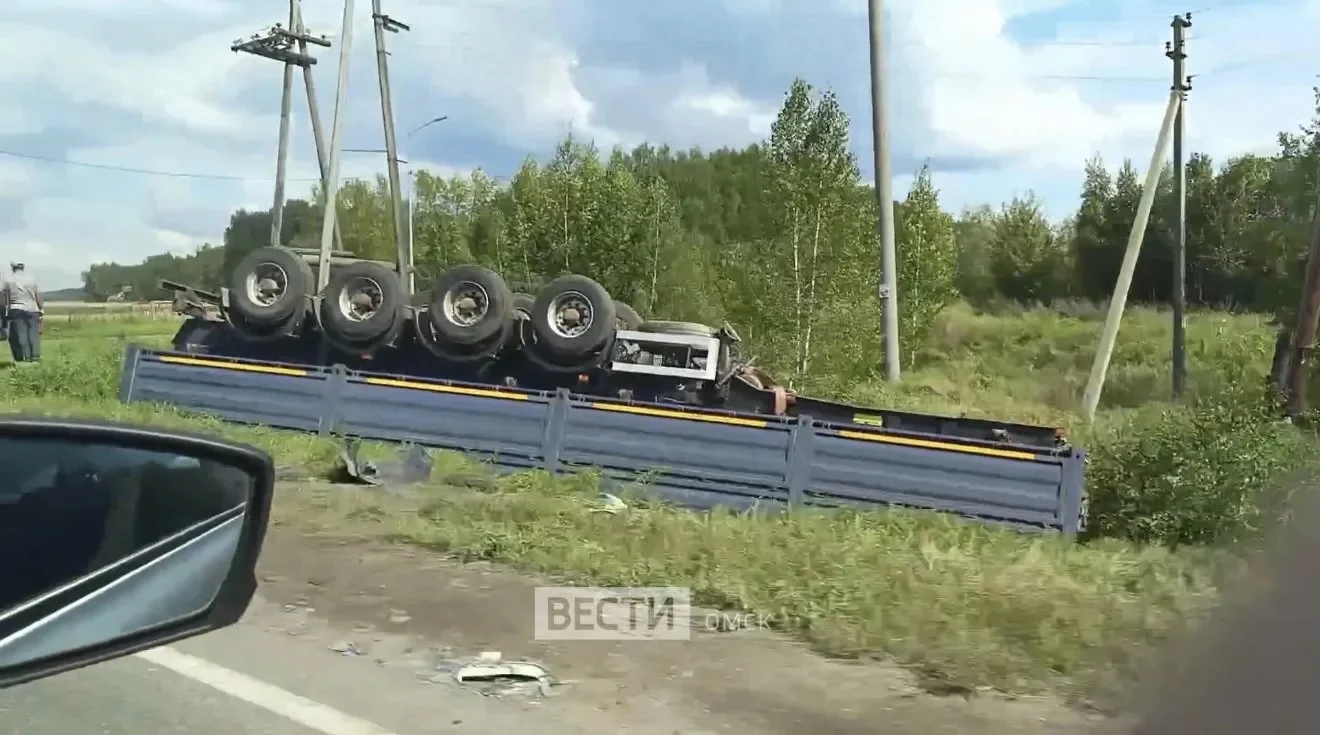 В Омской области перевернулся прицеп на трассе