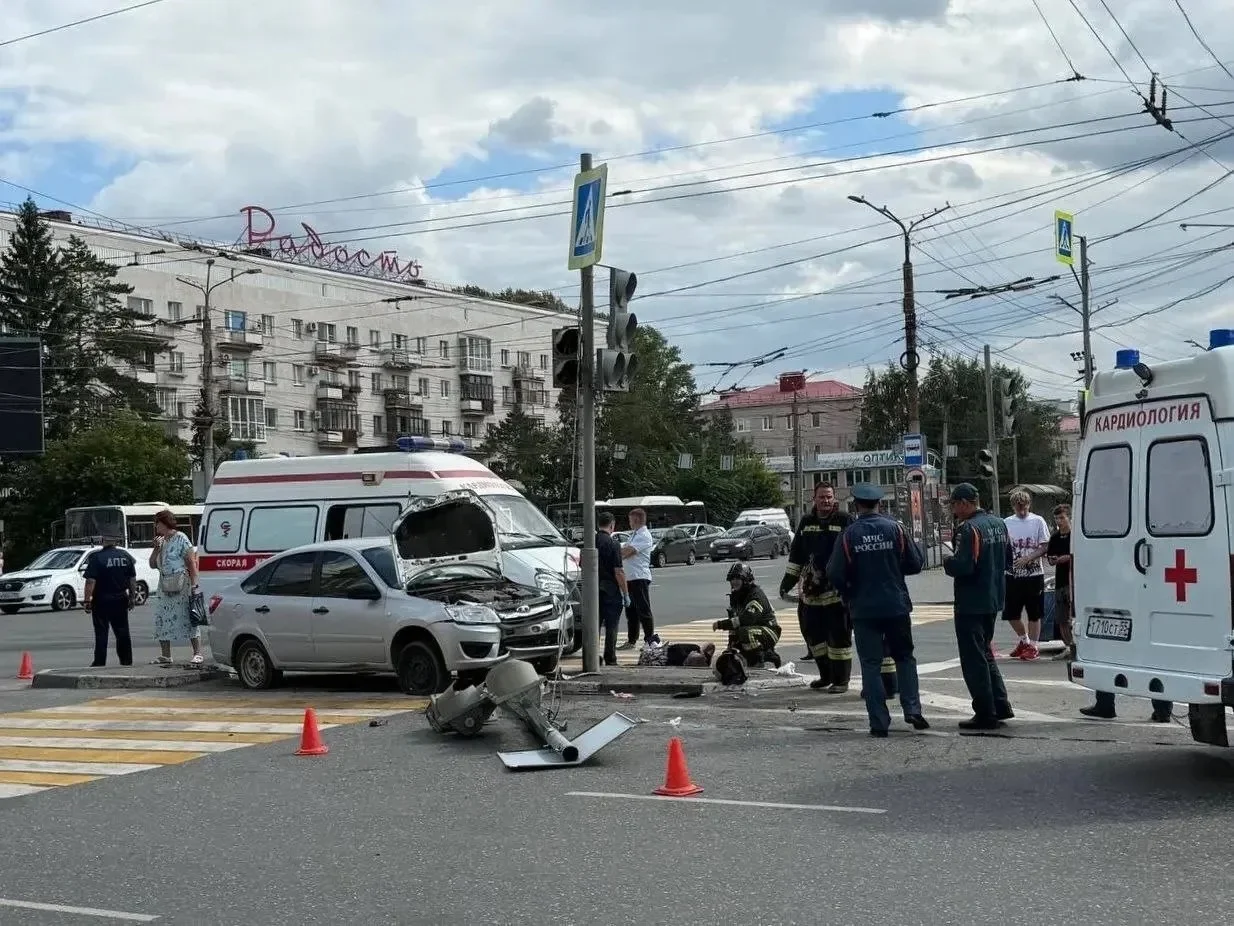 Серьезная авария произошла в Омске на Ленинградской площади