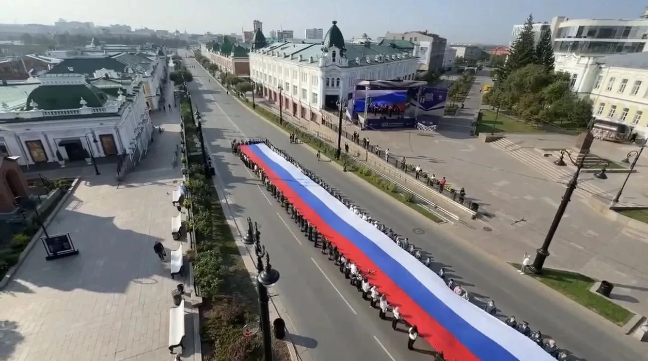 Огромный российский триколор развернули на Любинском проспекте в Омске