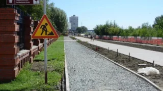 В Омске продолжается комплексное благоустройство пляжа «Центральный-2»