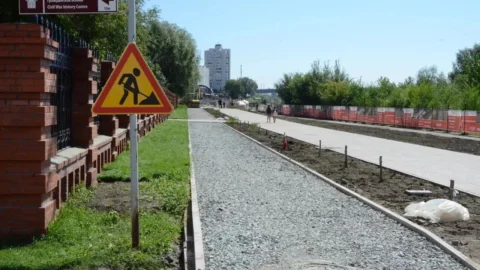 В Омске продолжается комплексное благоустройство пляжа «Центральный-2»