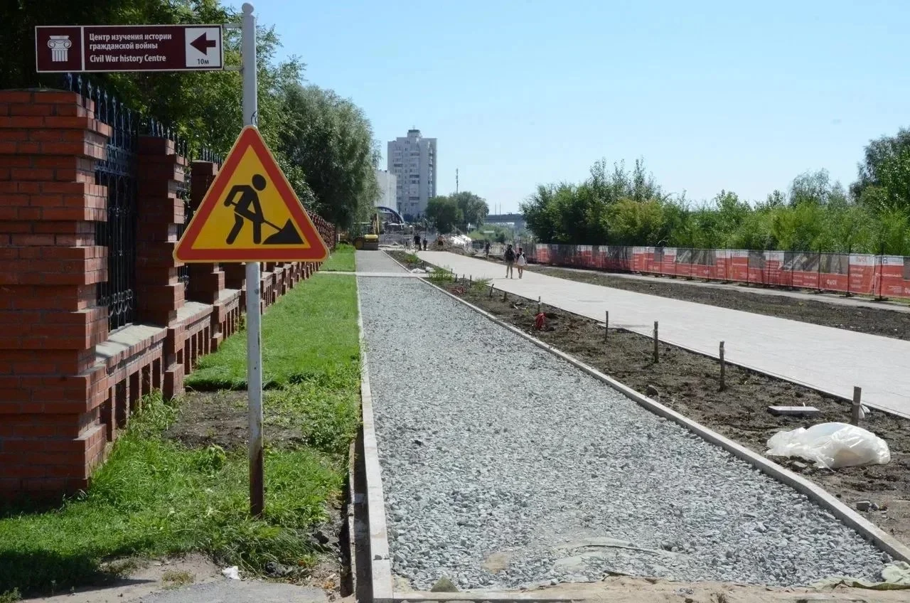 В Омске продолжается комплексное благоустройство пляжа «Центральный-2»