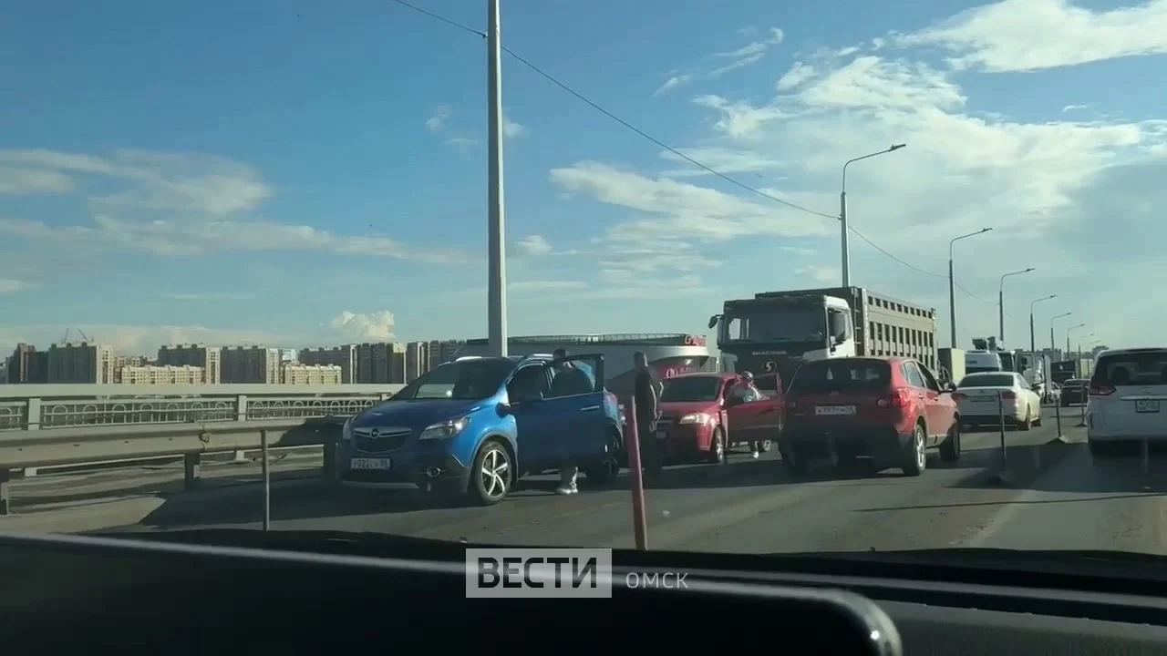 В Омске на мосту имени 60-летия ВЛКСМ произошла авария
