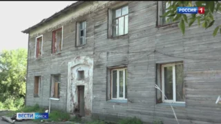 Аварийный дом на Раздольной улице, где обрушился потолок, опечатали