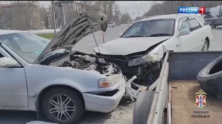 В Омске пьяный водитель на полном ходу сбил мужчин, менявших колесо на своей машине