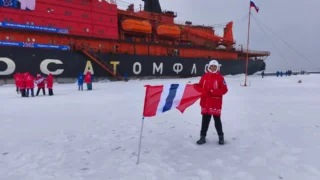 Омский школьник поднял флаг нашего региона на Северном полюсе