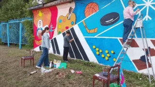 В Омской области ученики создают мурал на школьных гаражах