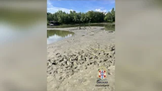 Омские инспекторы ДПС спасли рыбака, которого затянуло в илистую ловушку