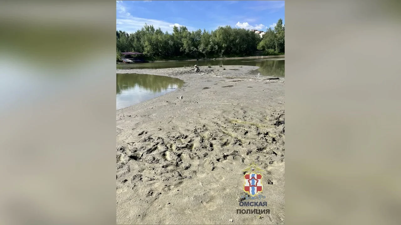 Омские инспекторы ДПС спасли рыбака, которого затянуло в илистую ловушку
