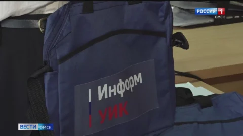 Омичам показали, как выглядит предвыборная атрибутика членов участковых избирательных комиссий