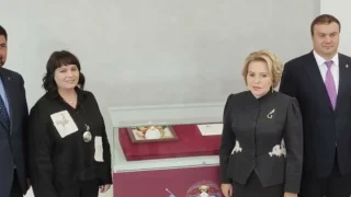 Валентина Матвиенко и Виталий Хоценко передали Омскому ТЮЗу «Золотую маску»