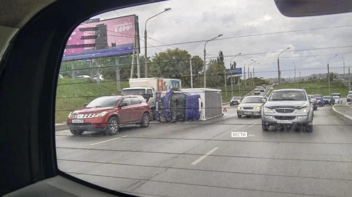 В Омске на улице Булатова перевернулся грузовик