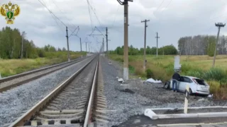 В Омской области автомобиль столкнулся с грузовым поездом