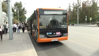 На дороги Омска возвращаются автобусы-гармошки: на какие маршруты и куда они пропадали?
