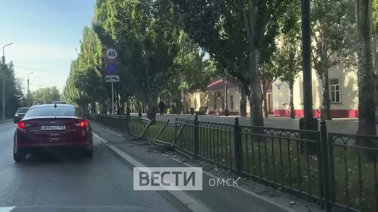 В Омске легковой автомобиль снес забор