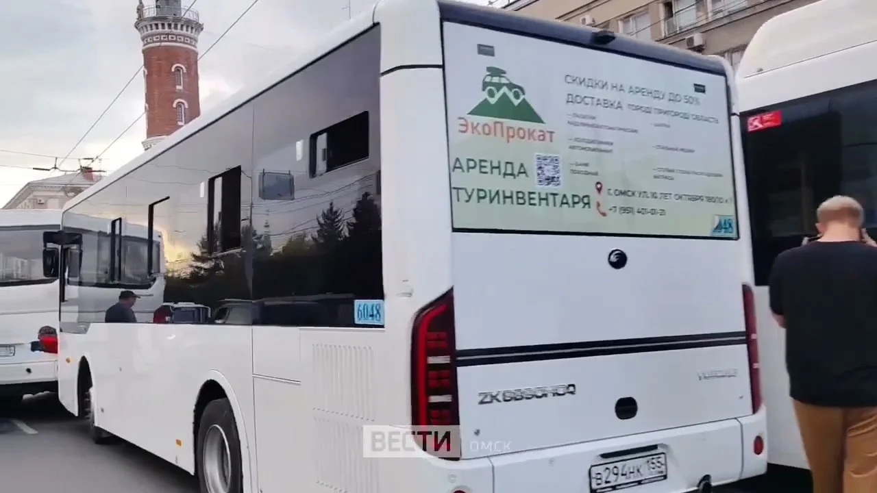 В центре Омска столкнулись три автобуса