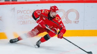 Омский «Авангард» подписал просмотровый контракт с Евгением Кашниковым