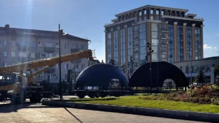 В Омске начали монтаж обновленного шара на площади Бухгольца