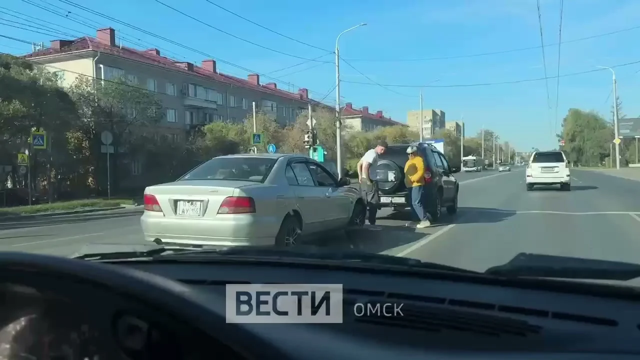 В Омске на Красном пути столкнулись два автомобиля
