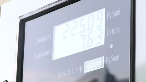 Бензин за неделю подорожал в 49 регионах России