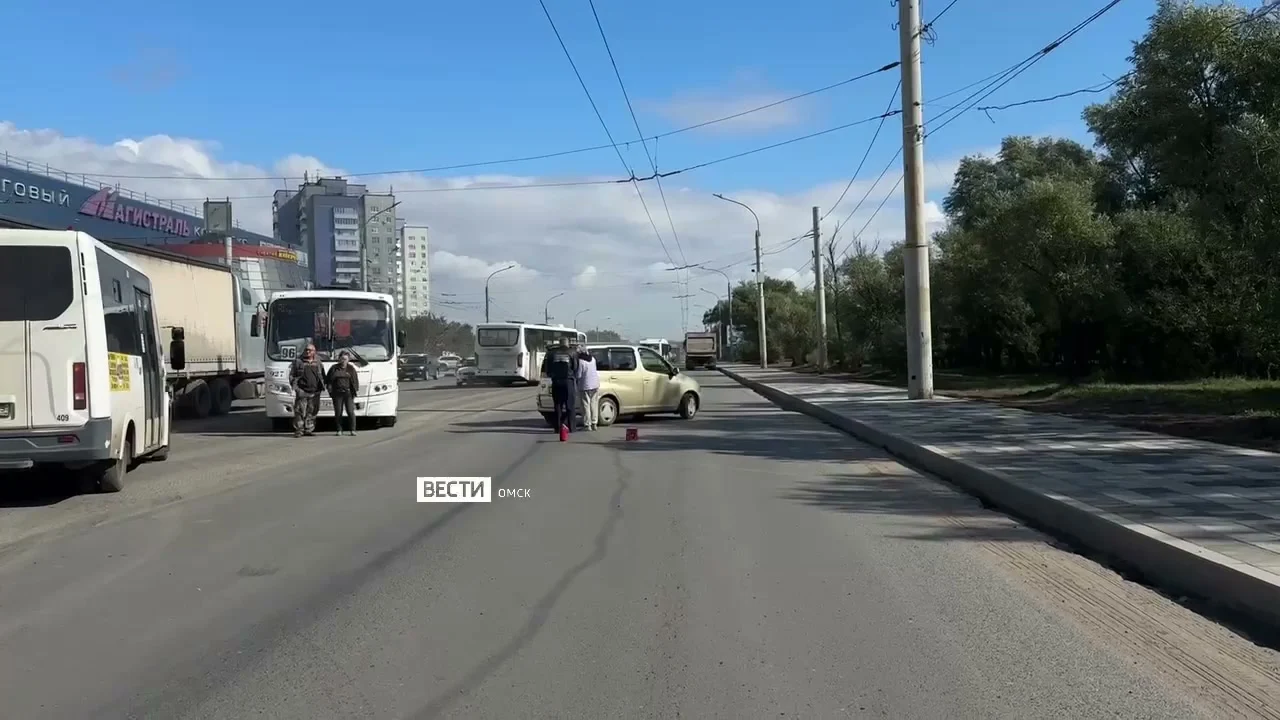 На Левобережье Омска произошла авария с пассажирским автобусом
