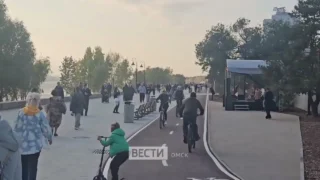 Сотни омичей собрались на набережной Тухачевского
