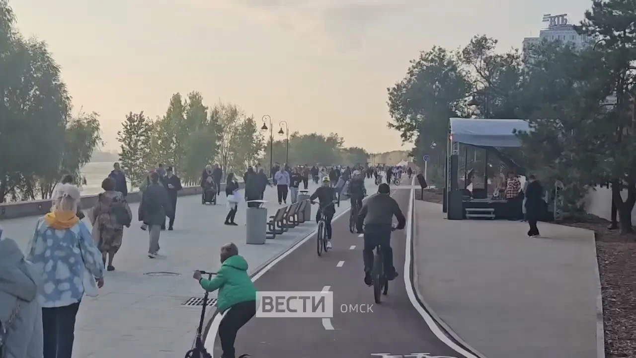 Сотни омичей собрались на набережной Тухачевского