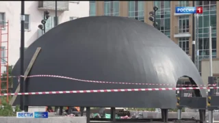 В Омске на площади Бухгольца приступили к монтажу нового шара «Держава»