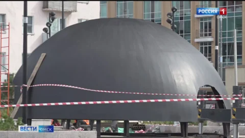 В Омске на площади Бухгольца приступили к монтажу нового шара «Держава»