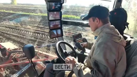 В Омской области появился единственный в регионе самоходный комбайн по уборке картофеля