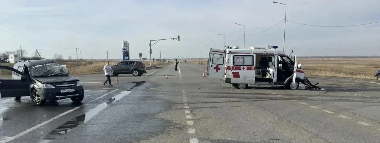 В Омской области произошло ДТП с участием автомобиля скорой помощи