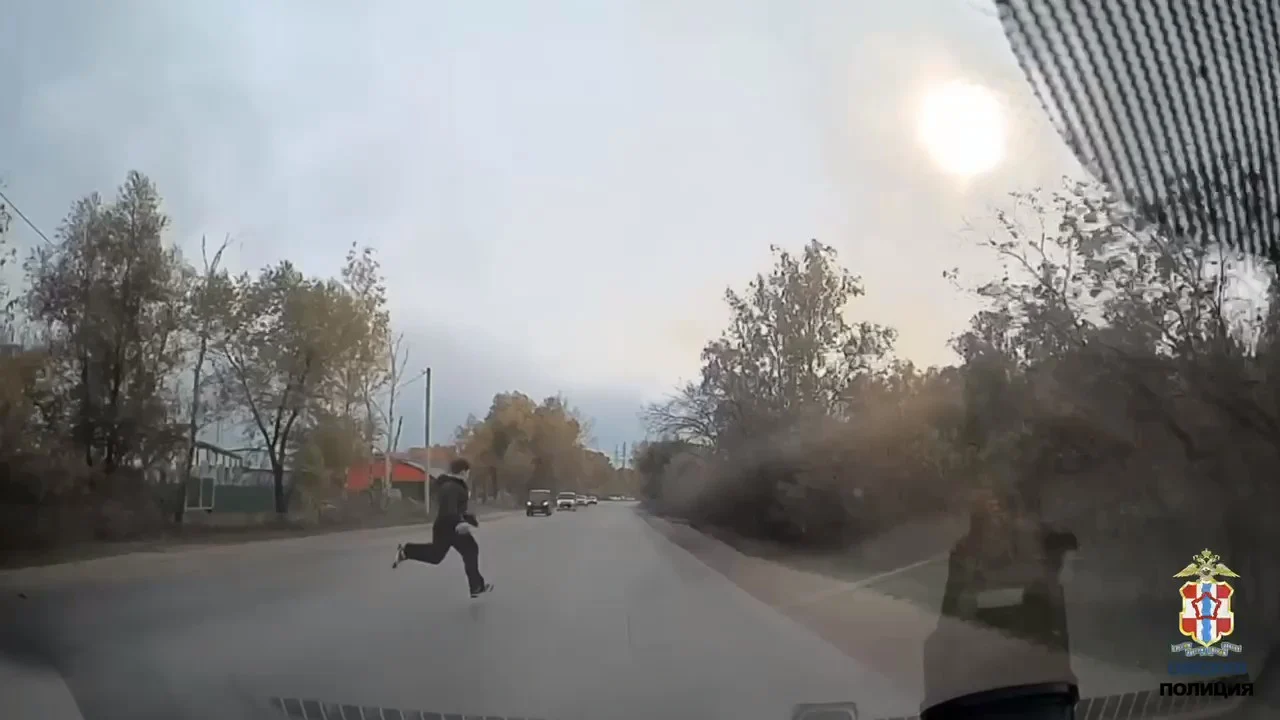 В Омске школьник выбежал под колеса автомобиля