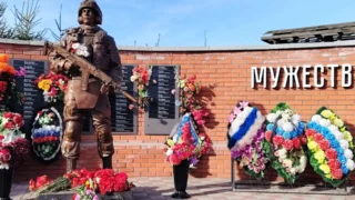 В Таре проходит прощание с погибшими волонтерами
